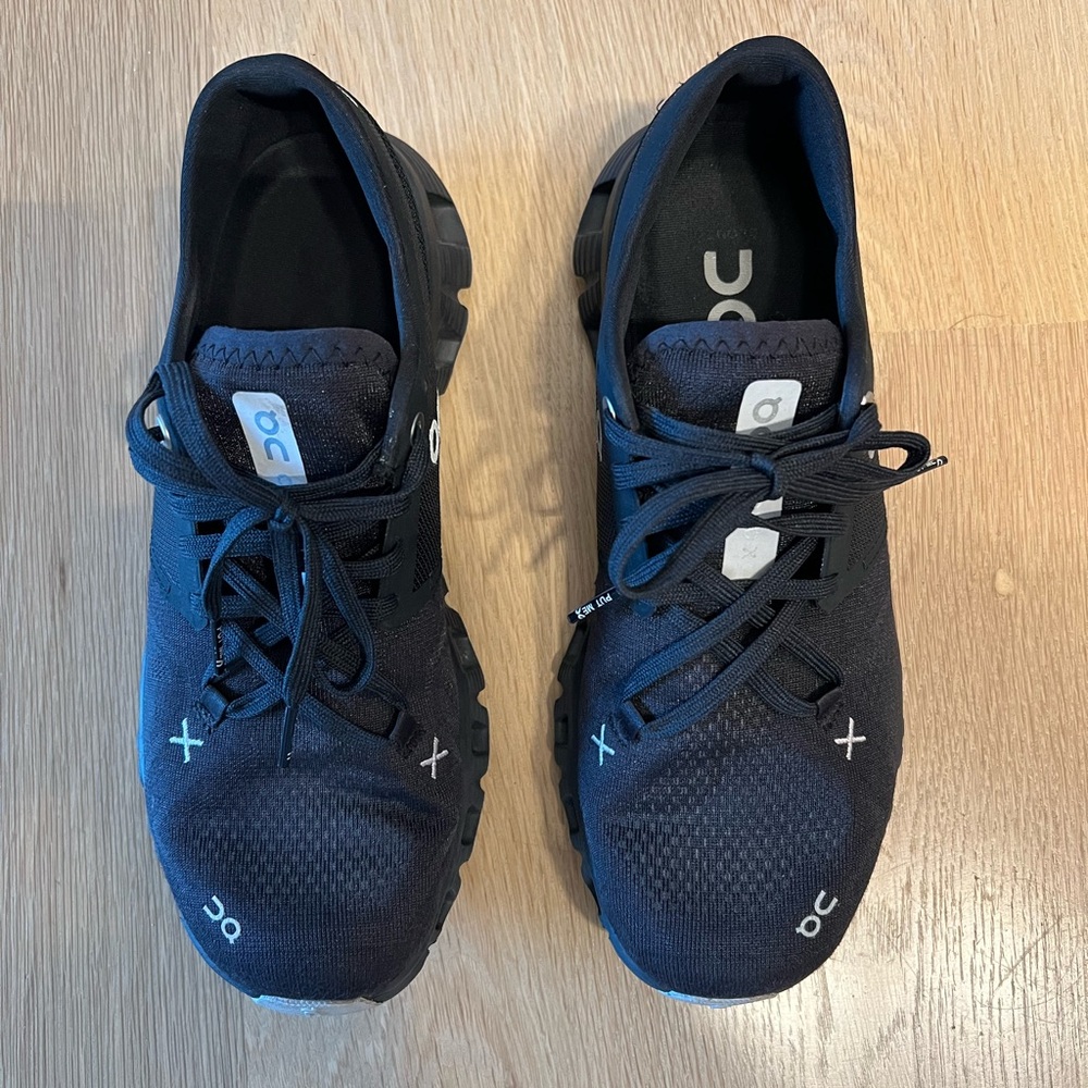 OnCloud running shoes, black, women’s size 7.5